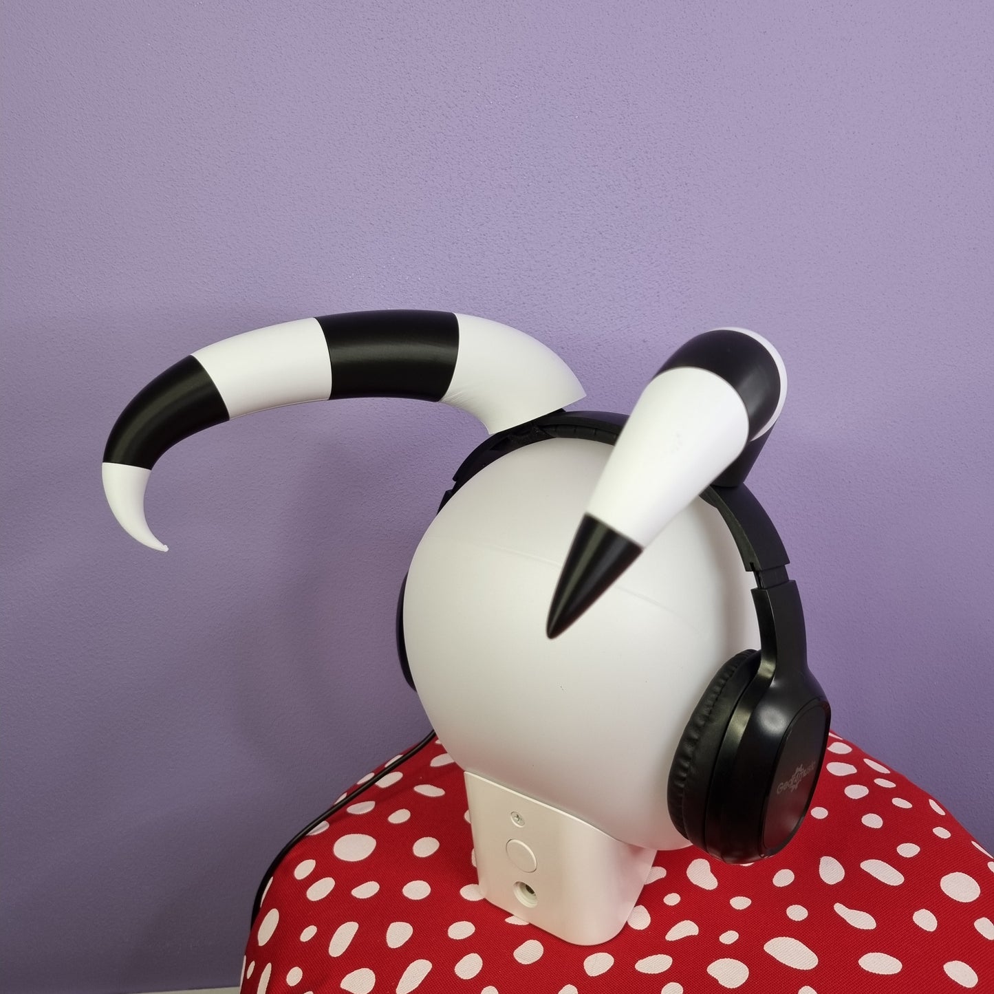 Asymmetrical(!) customizable 3d printed imp cosplay horns for headset